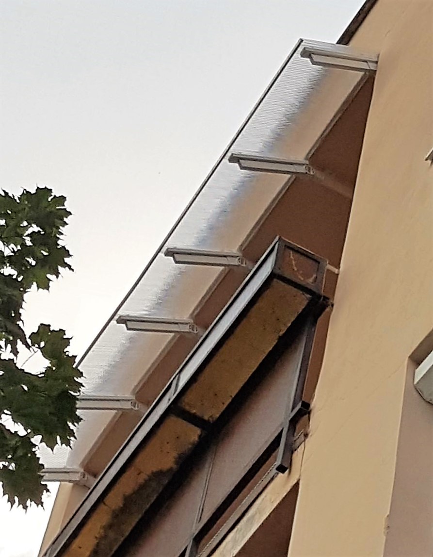 erkélyek védelme esővédő előtetővel