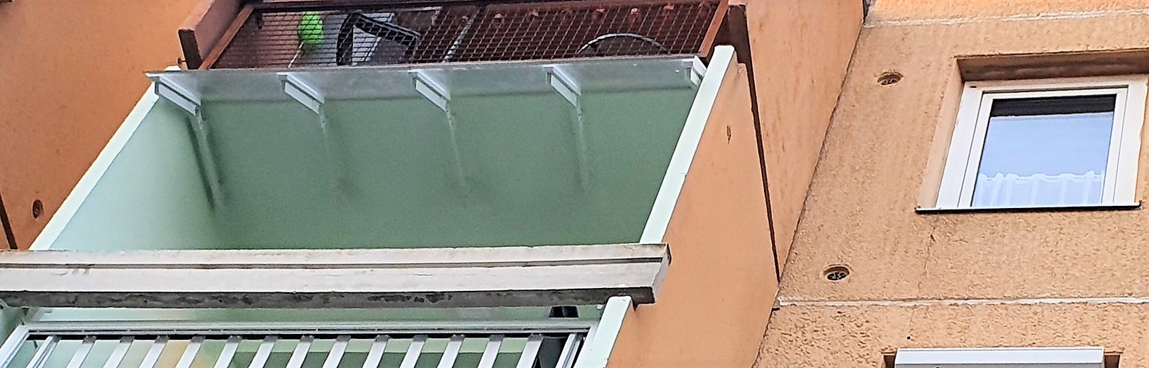 erkély esővédő előtető